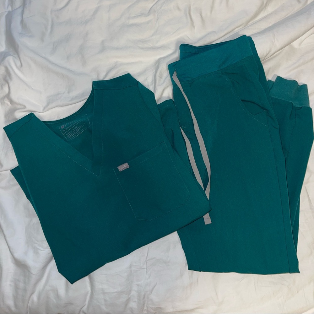 Women’s FIGS hunter green scrub set